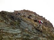 46 e ripida salita verso la cima su placche rocciose...